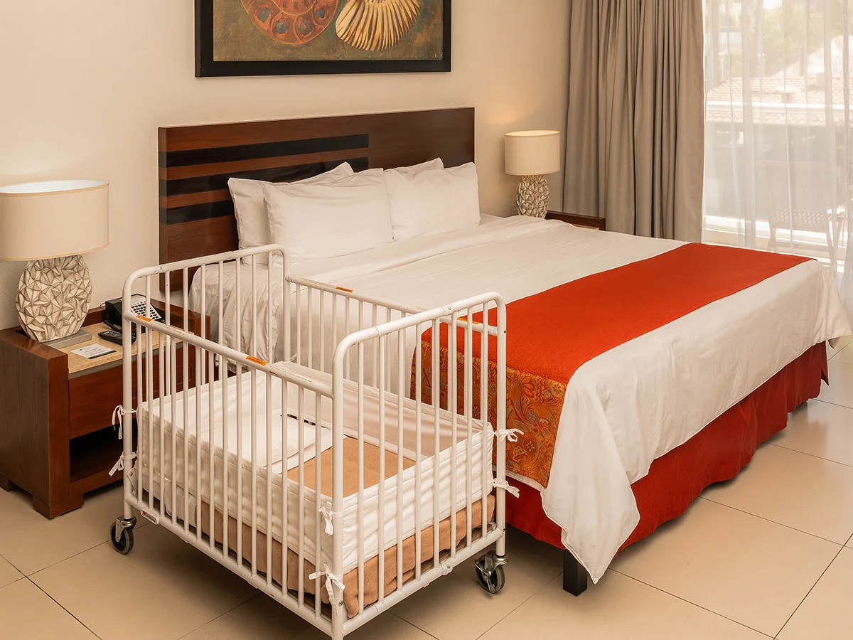 Travel crib